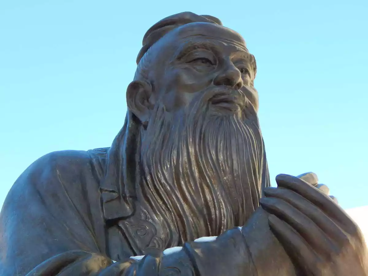 Estatua de confucio con fondo azul